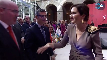 El tenso saludo a dos manos de Bolaños a Ayuso que expresa el enfado del ministro en el 2 de Mayo