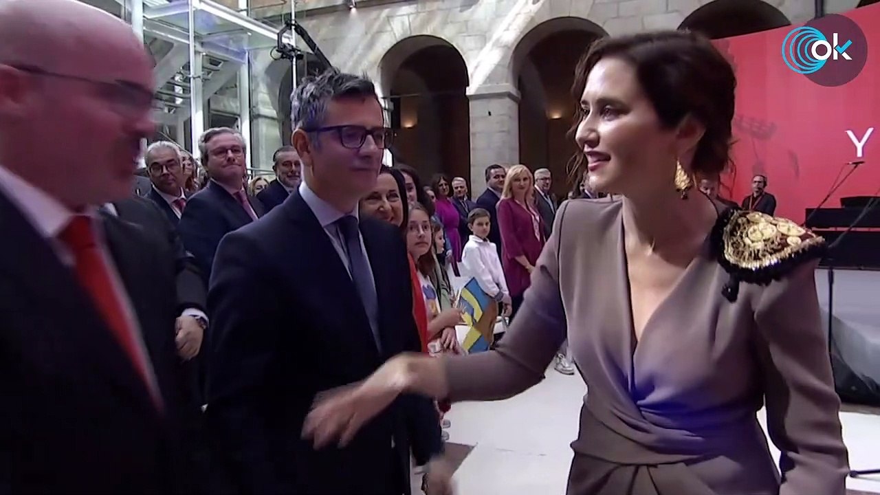 El tenso saludo a dos manos de Bolaños a Ayuso que expresa el enfado del ministro en el 2 de Mayo
