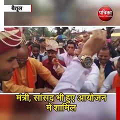 मंत्री इंदर परमार, सांसद डीके उइके ने किया बारात में डांस