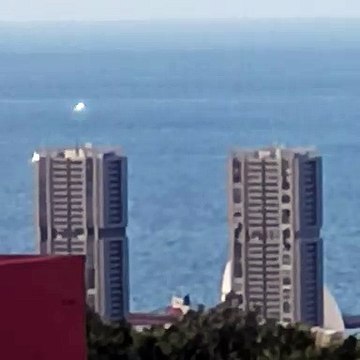 Se ilumina una de las torres de Santa Cruz de Tenerife