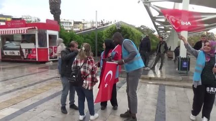Ganalı Zakariya hemşire, AK Parti'nin seçim çalışmalarına destek veriyor: "Oy kullanma hakkım yok ancak Erdoğan'a vefa borcum var"