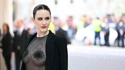 Hier sieht man alles: „Mrs. Maisel“-Star Rachel Brosnahan ohne BH auf Red Carpet