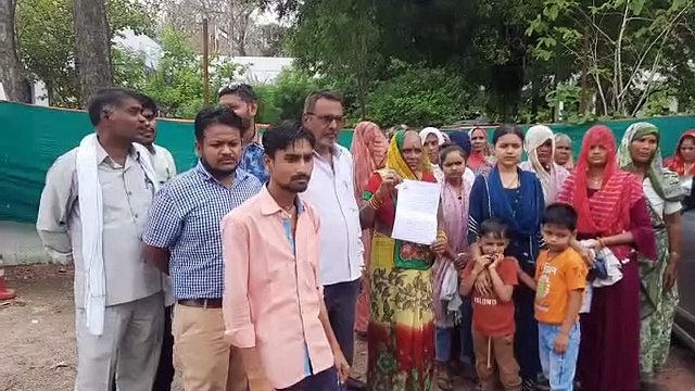 जनसुनवाई में पहुंचे लड़की पक्ष के लोग