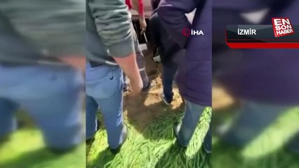 İzmir'de kum yüklü kamyon, otomobilin üzerine devrildi