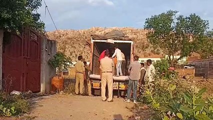 जब्त सामान ले जाती ईओडब्ल्यू टीम