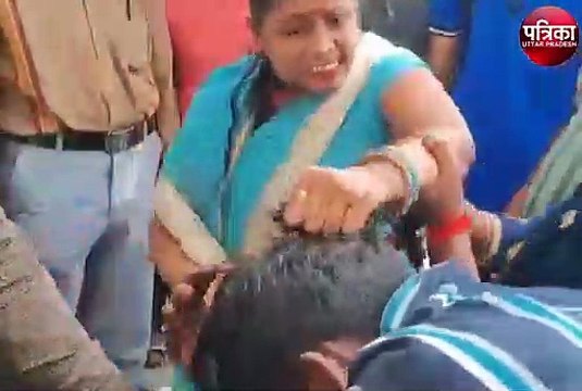 लड़की को चॉकलेट देना युवक को पड़ा भारी, 8 सेकेंड में पड़े 6 चप्पल, देखें वीडियो