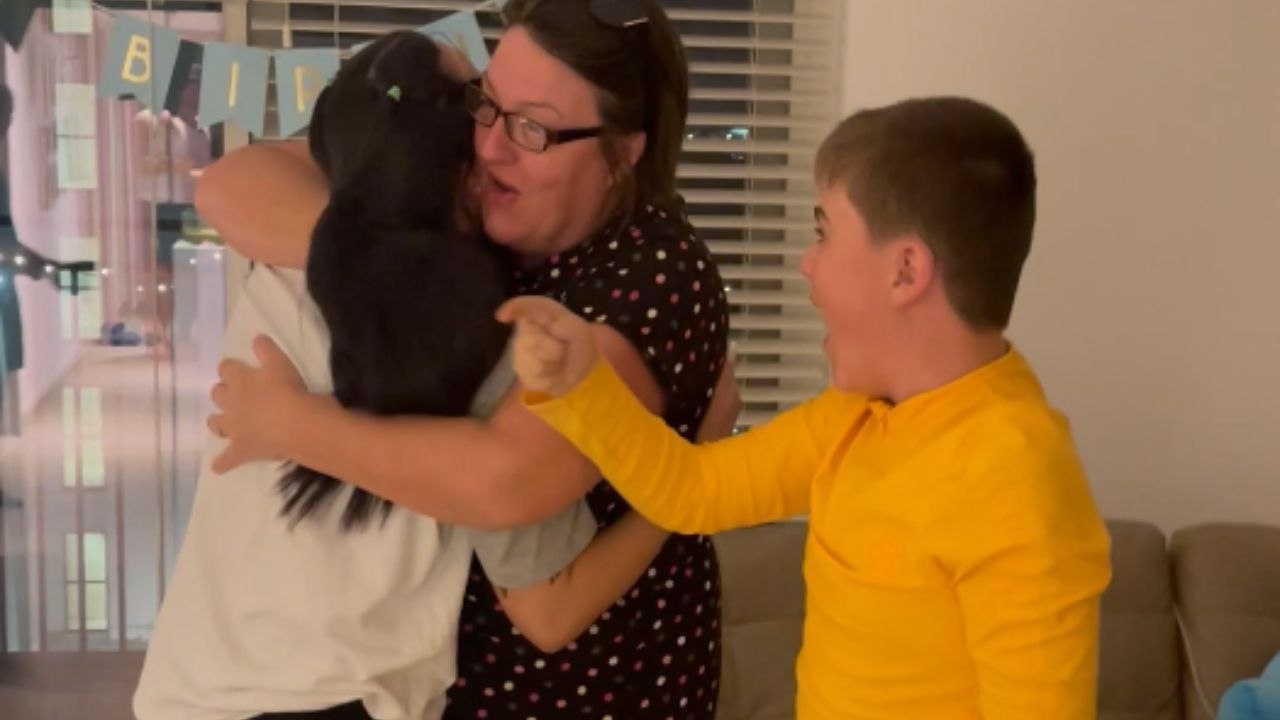 Girl travels halfway across the world to surprise her family ahead of Easter