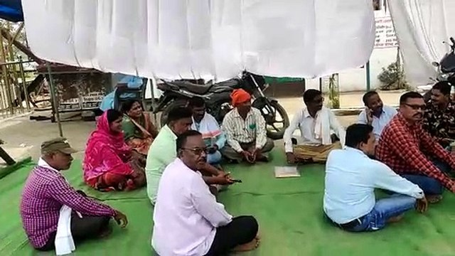 ग्राम पंचायत भवन में ताला लगाकर जनपद पंचायत के सामने धरने पर बैठे सरपंच