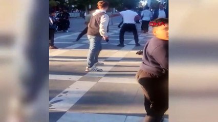 Parkta oturan iki çocuğu bıçaklayıp telefonlarını gasbettiler!