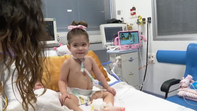 La visita de cuatro patas que genera sonrisas en la UCI pediátrica del hospital 12 de Octubre