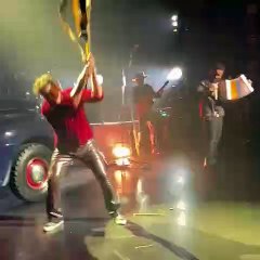 Carlos Vives rompe una guitarra en pleno escenario
