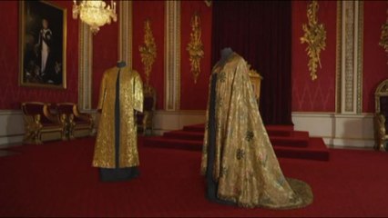 Re Carlo III, i vestiti della corona esposti a Buckingham Palace