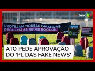 Protesto com mochilas em frente ao Congresso Nacional pede regulação das redes sociais