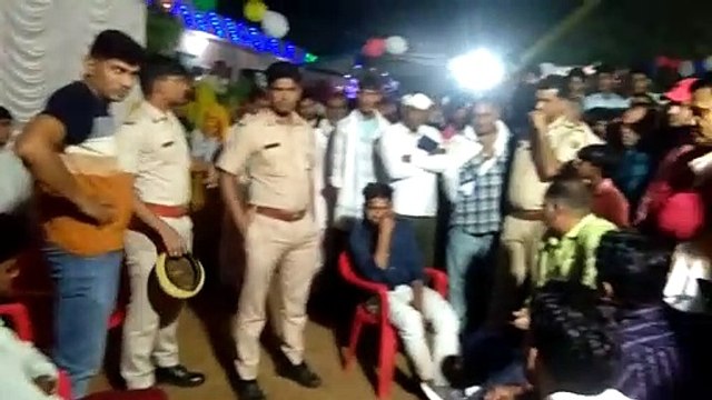 Video: शादी समारोह में दे दनादन, जमकर चले लात-घूंसे, बिना दुल्‍हन के लौटी बारात