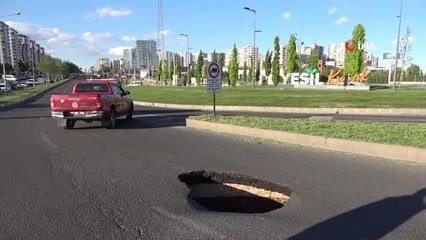 Diyarbakır'da asfalt çöktü, yol ulaşıma kapatıldı
