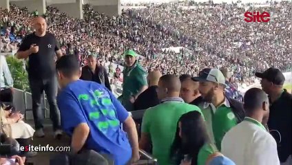 الركراكي يخطف الأنظار في مباراة الرجاء والأهلي