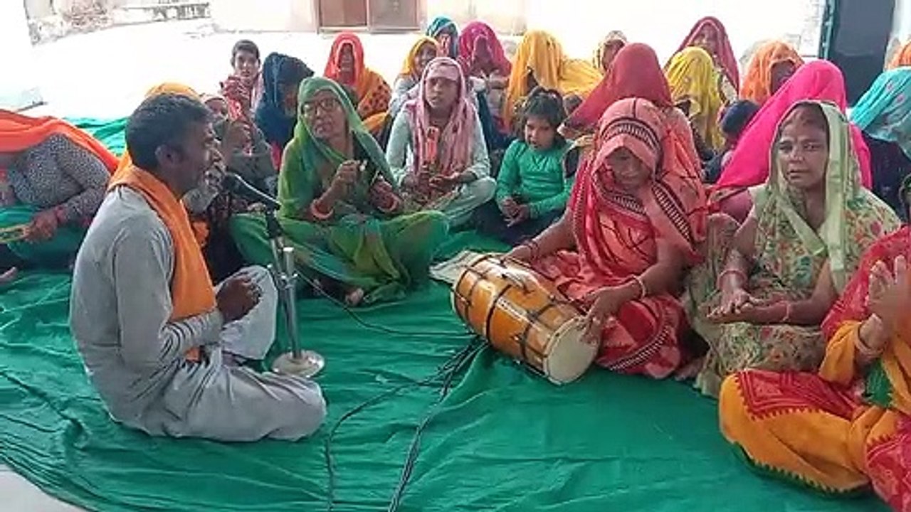 सकट. बांके बिहारी मंदिर में भजन प्रस्तुत करतीं महिलाएं।