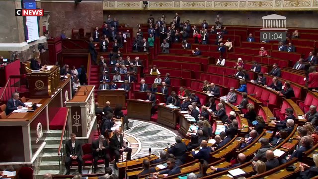 La colère du député LFI Antoine Léaument, cet après-midi à l'Assemblée contre Gérald Darmanin ! On a pu voir le début debout en train d'hurler Menteur pendant que le Ministre l'accuse de n'avoir aucun mot pour le policier gravement blessé hier. En ouver