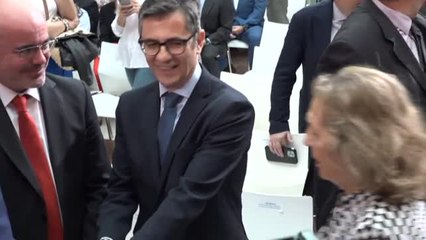 Ayuso impide que Bolaños suba a la tribuna en el desfile del 2 de Mayo bajo un pretexto protocolario