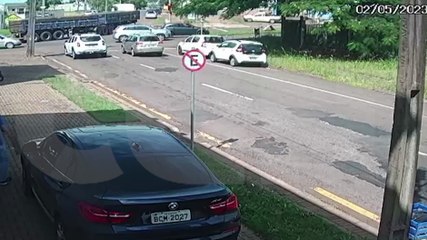 Veja o momento da batida entre caminhão e moto conduzida por aluno da PM