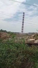 कुछ ही पलों में टूटा 250 मी. ऊंची चिमनी का गुरूर