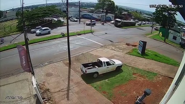 Vídeo mostra momento em que moto bate contra caminhão na Avenida Rocha Pombo