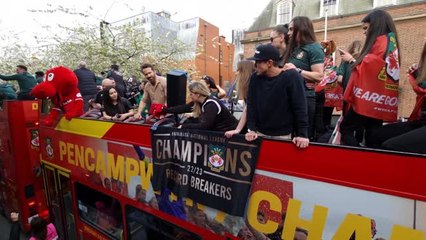 Angleterre - La belle parade de Wrexham au milieu des supporters