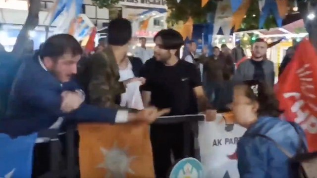 Kılıçdaroğlu'nun Manisa mitingi sonrası AKP'li bir erkeğin CHP'li bir kadına saldırı girişiminde bulunduğu görüntüler ortaya çıktı
