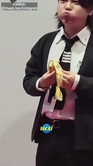 Estudante come banana de obra de arte avaliada em R$ 598 mil