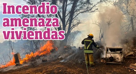 Incendio amenaza viviendas en Cuernavaca