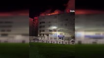 Beyoğlu'nda metruk binada yangın, itfaiye müdahalesi sürüyor