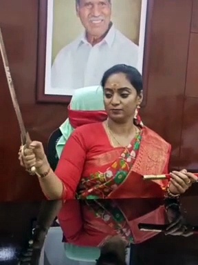 பாகுபலி அனுஷ்கா பாணியில் வாளின் கூர்மையை பரிசோதித்த பெண் அமைச்சரின் வீடியோ வைரல்