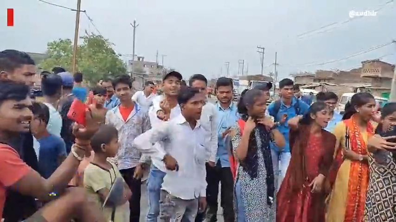 खगड़िया: अवैध उगाही के विरुद्ध छात्रों ने एनएच जाम कर कॉलेज प्रबंधन के विरुद्ध जताया विरोध