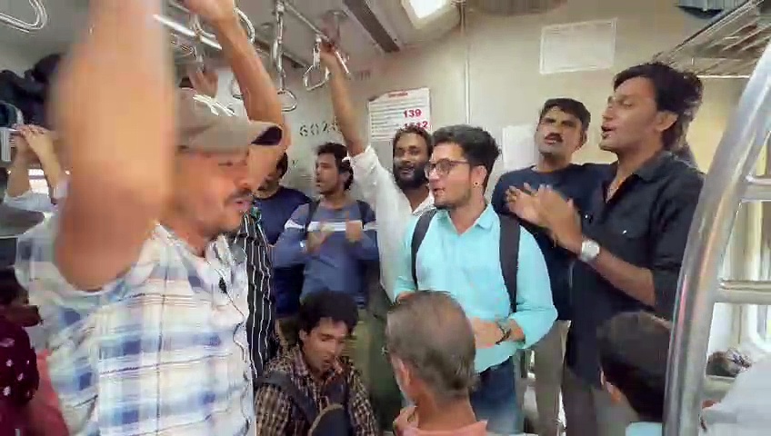 Watch : மின்சார ரெயிலில் அட்டி போட்டு ஆதிபுருஷ் பட பாடலை பாடிய இளைஞர்கள் - வைரலாகும் வீடியோ