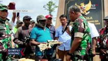 Mantan Panglima OPM Serahkan Enam Pucuk Senjata Kepada TNI