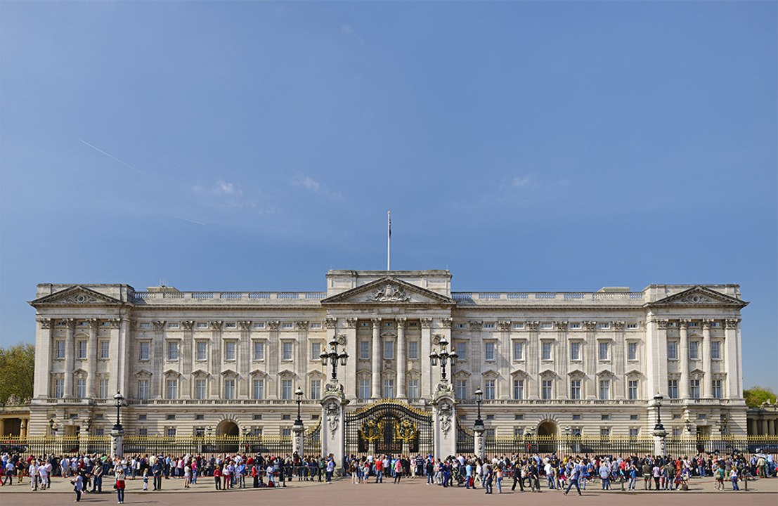 Man arrested outside Buckingham Palace for throwing suspected shotgun cartridges