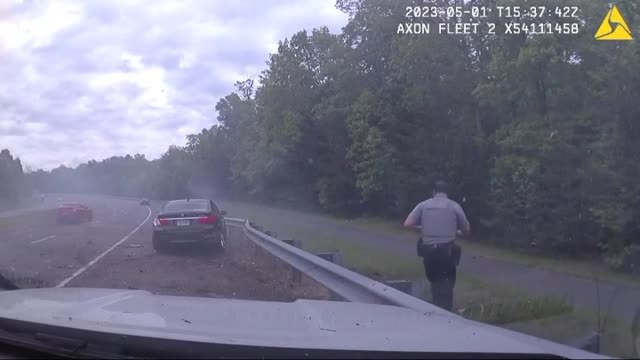 Un policía se salva milagrosamente de morir arrollado por un coche descontrolado