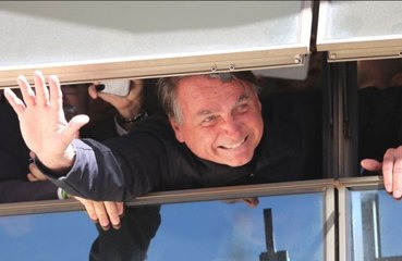 Bolsonaro usa colete à prova de balas durante aparição em evento