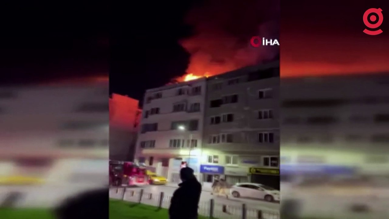 Beyoğlu'nda 5 katlı metruk binanın çatısı alev alev yandı