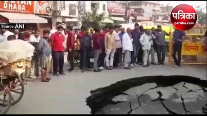 Video: दिल्ली के पटपड़गंज इलाके में अचानक धंसी सड़क, बाल-बाल बची DTC की बस