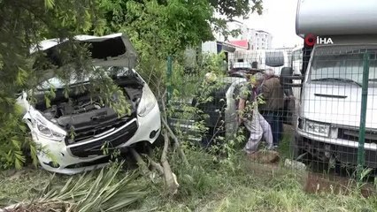Kontrolden çıkan otomobil yol kenarındaki tel örgülere çarparak durabildi
