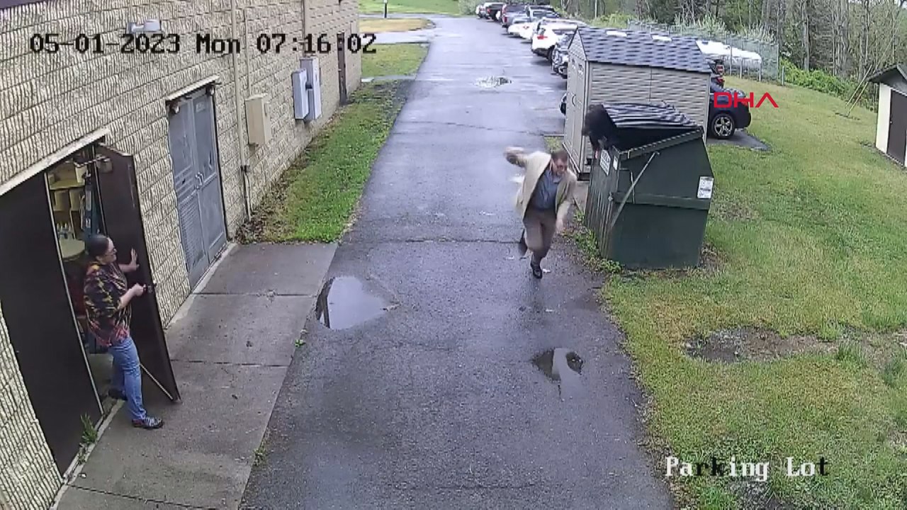 Aniden çöp konteynerinden çıkan ayı, okul müdürünü korkuttu
