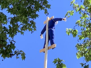 Murieta cuelga el 'mayo' en el frontón del pueblo