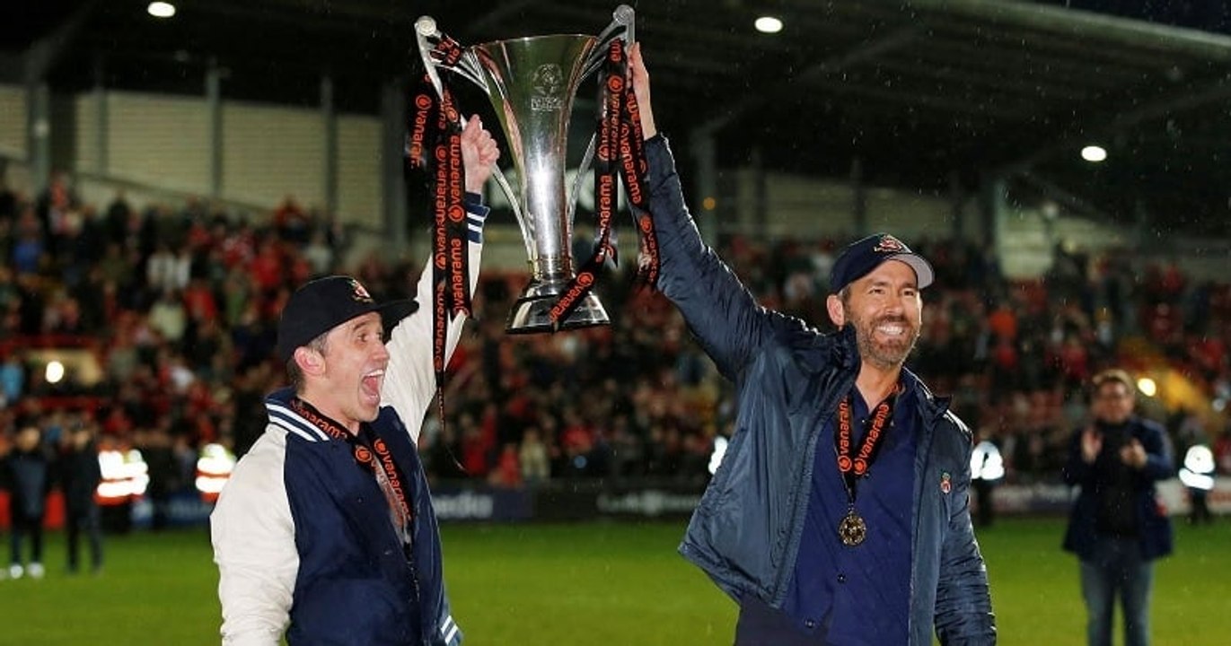L'acteur Ryan Reynolds envoie tous les joueurs de son club de Wrexham à Las Vegas pour fêter leur montée en D4 anglaise