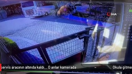 Okula gitmek için bekleyen 3 öğrenci servis aracının altında kaldı... O anlar kamerada