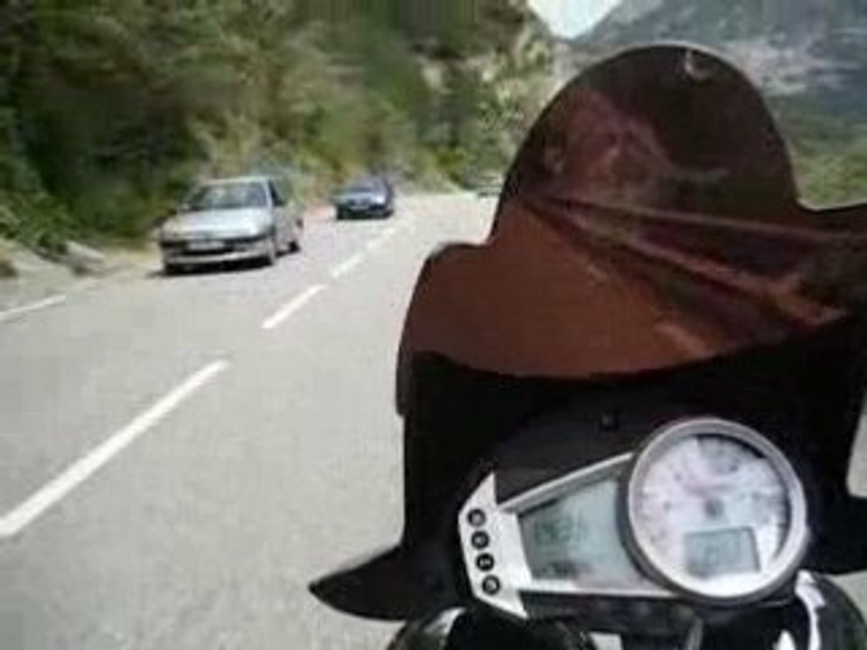 un Speed Triple dans les alpes