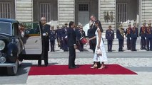 Felipe VI recibe al presidente de Colombia en el Palacio Real con honores militares