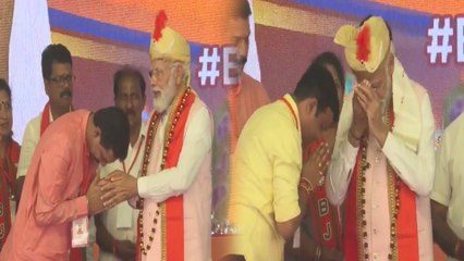 Karnataka Election 2023: ಕೇಸರಿ ಶಾಲು, ರುದ್ರಾಕ್ಷಿ ಹಾರ ಹಾಕಿ ನರೇಂದ್ರ ಮೋದಿಯನ್ನು ಸ್ವಾಗತಿಸಿದ ಕಟೀಲ್