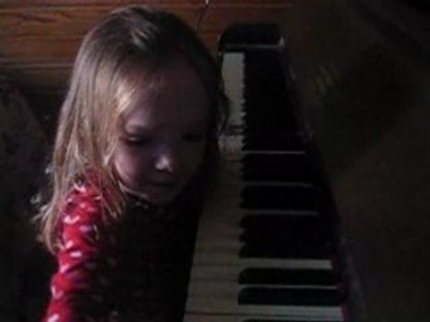 ⁣Molly joue du piano