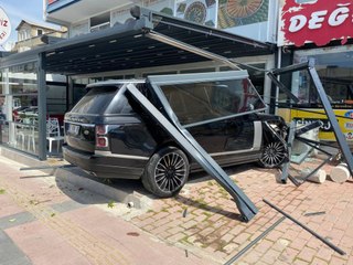 Kafeye dalan araç böyle görüntülendi